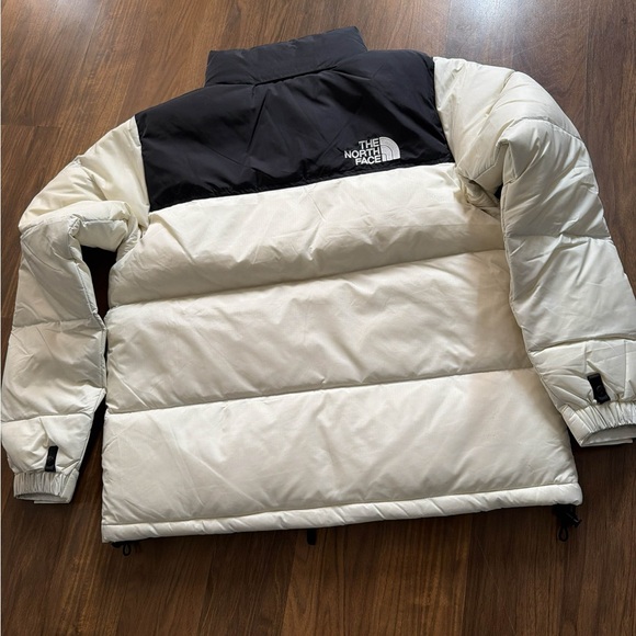 The North Face Men or Woman’s Cream and Black Puffer Jacket Size Medium/Large - Picture 2 of 4